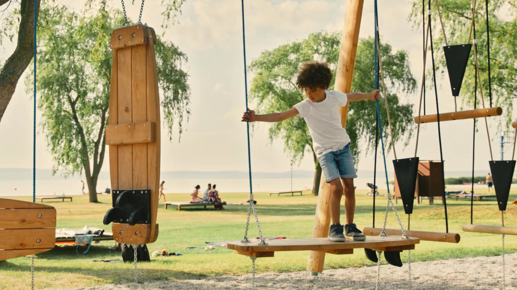 Fiú tornázik a motorik parkban