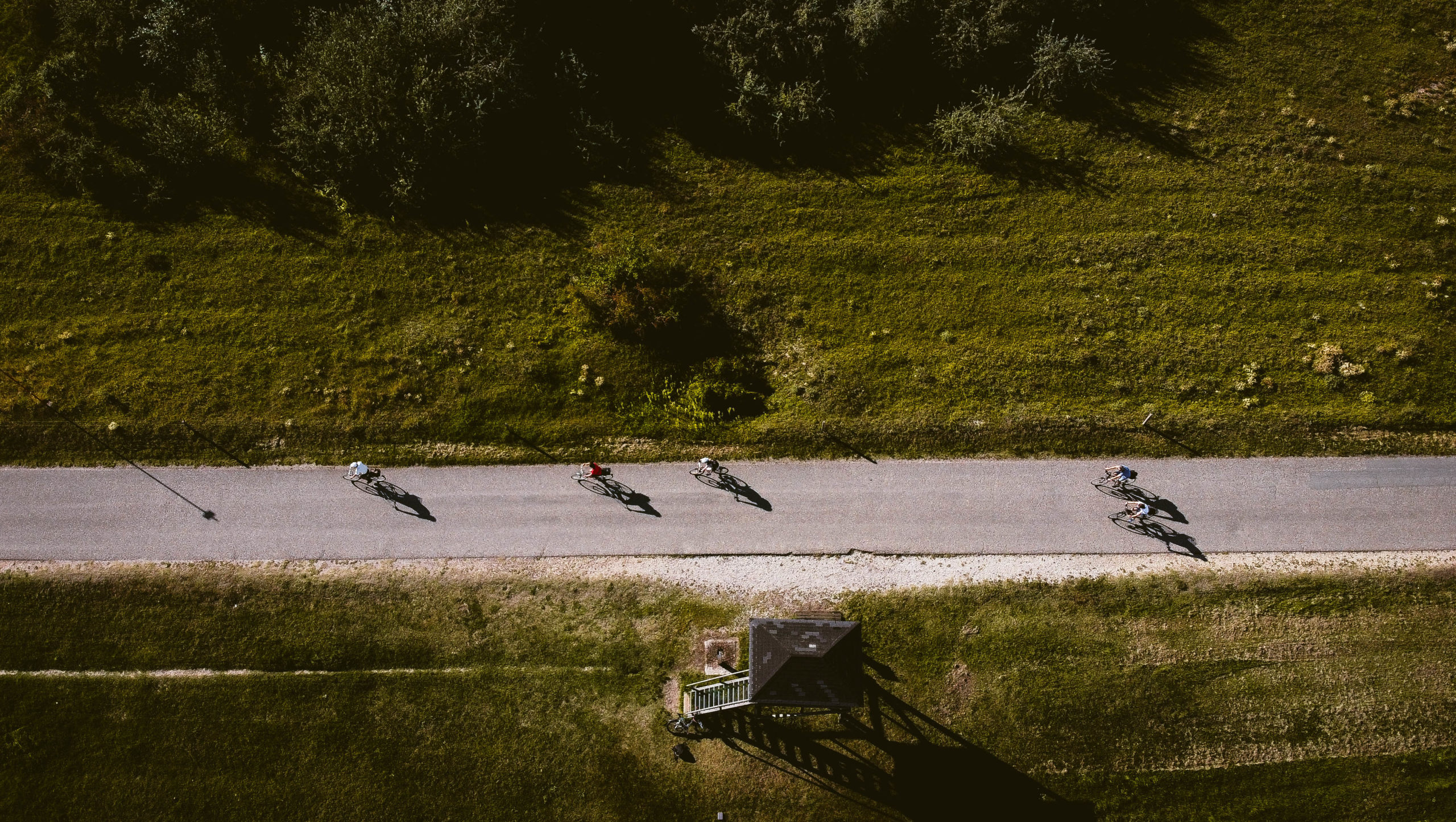 Aufnahme des Radwegs und des Aussichtsturms von oben
