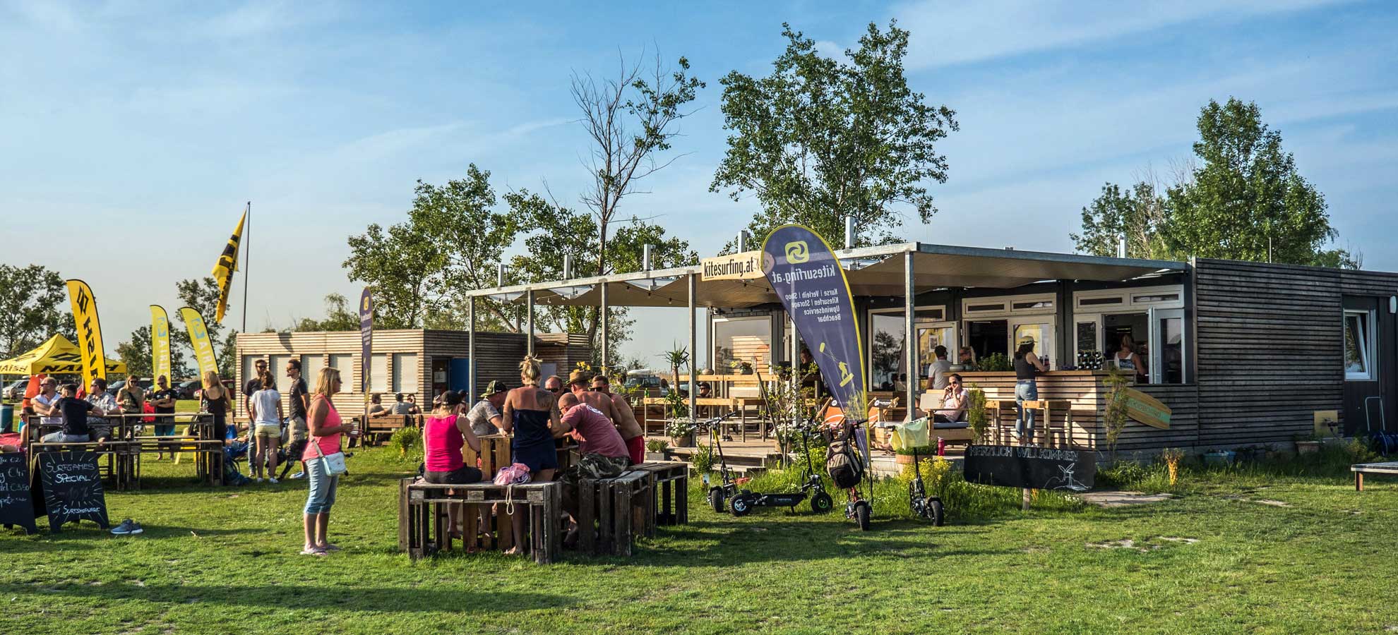 Emberek ülnek a kitesurf-iskolában és mellette