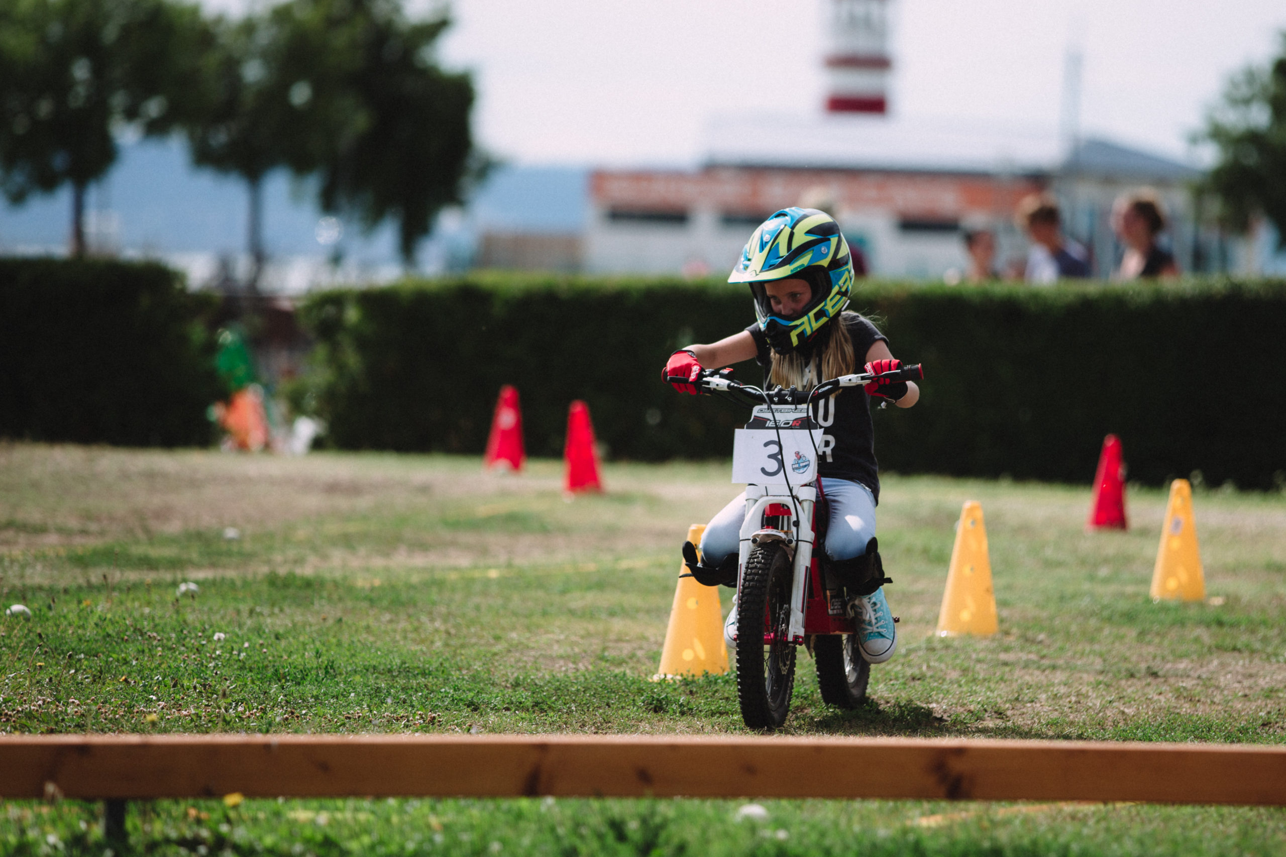 Egy gyerek a tavi kerékpáros pályán közlekedik.