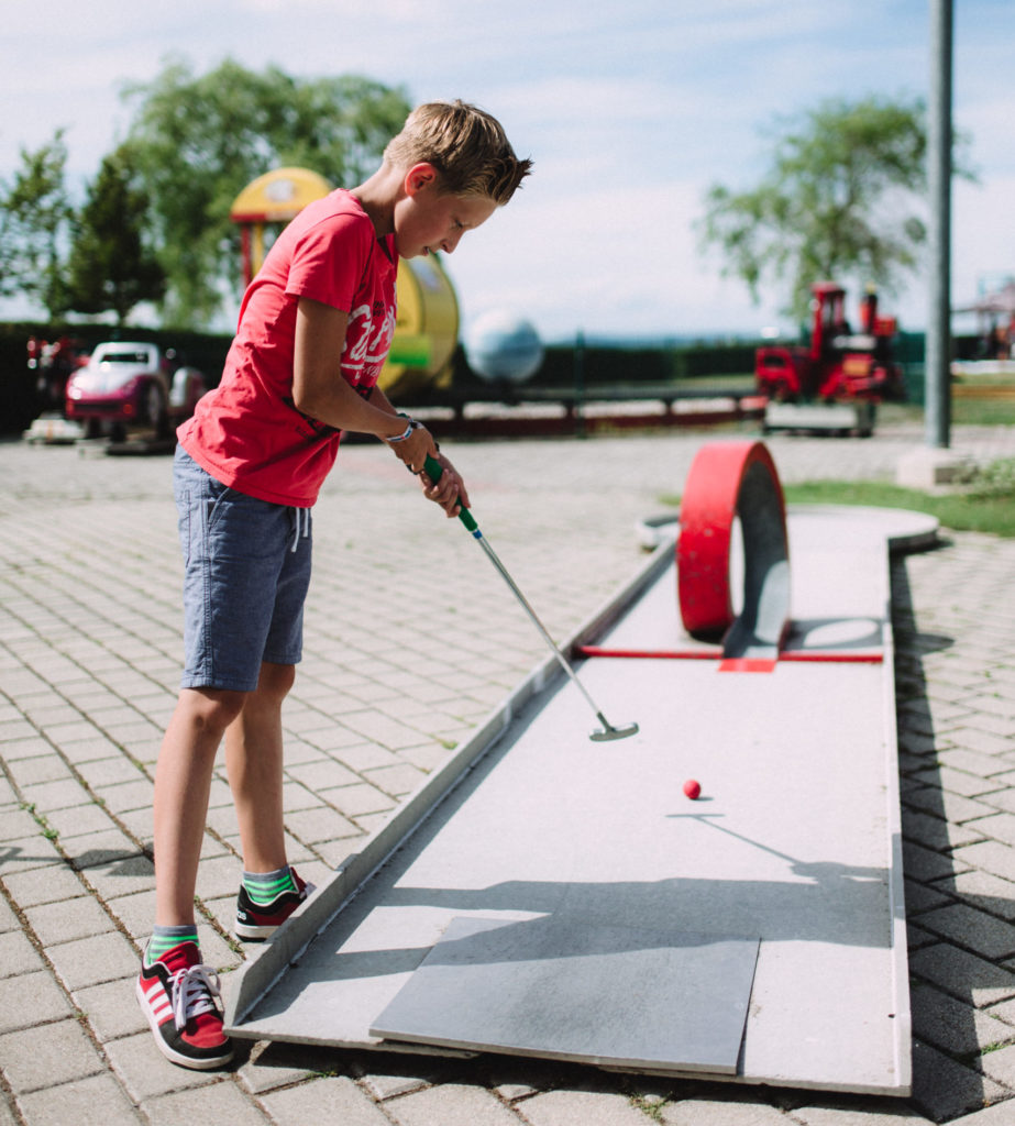 Dieťa hrá minigolf
