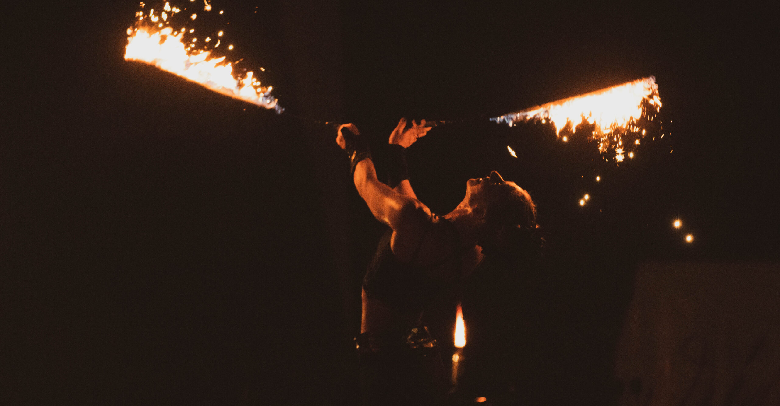 Művészek tűzkardokkal